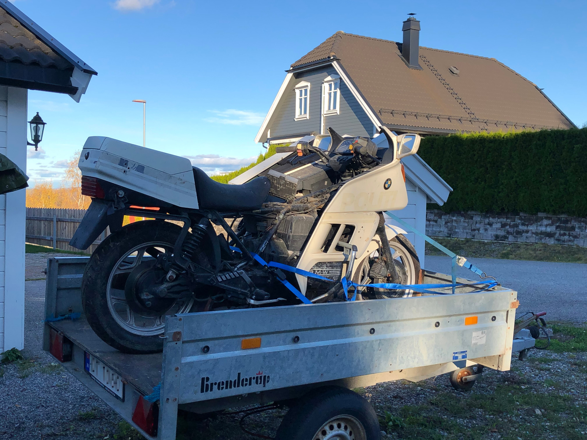 Den urestaurerte motorsykkelen på en tilhenger